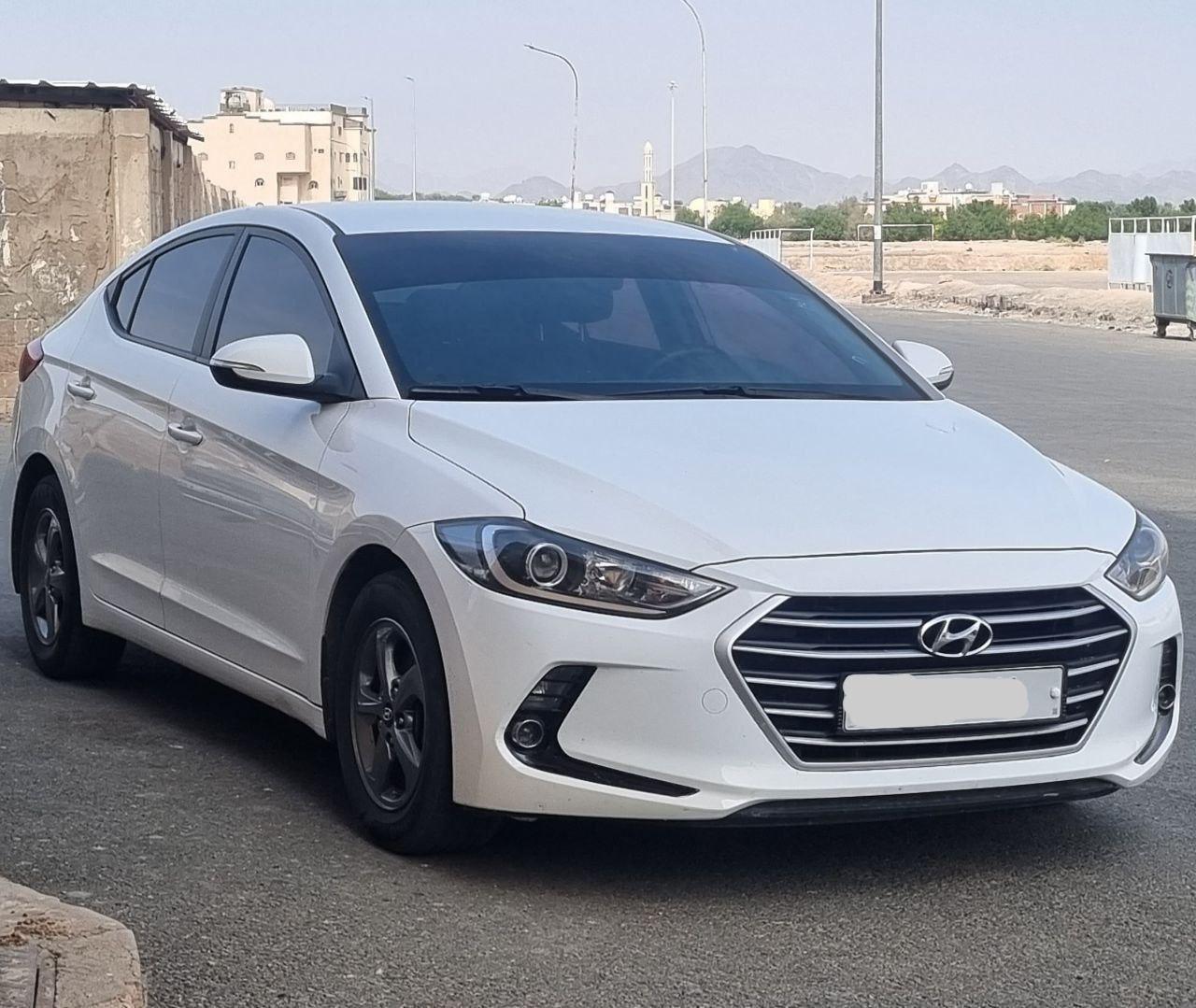 Hyundai Avante blanc location Médine